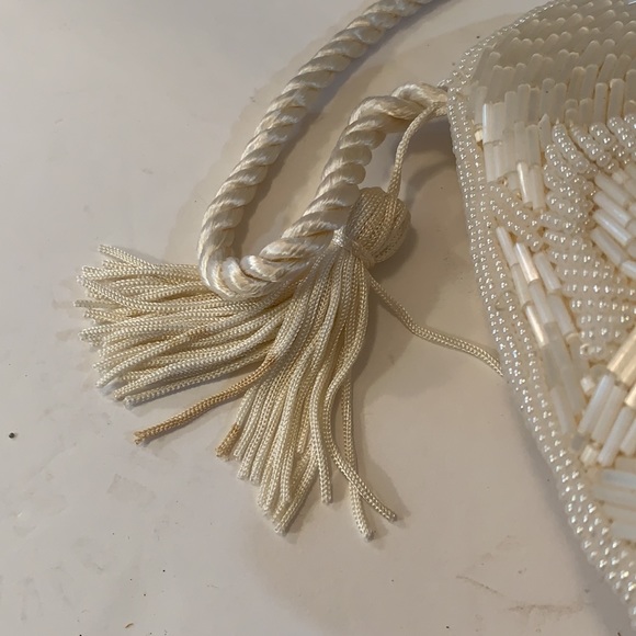VINTAGE WHITE BEADED HANDBAG WITH SATIN BACK TASSELS AND SATIN CORD STRAP LINED - Picture 4 of 6